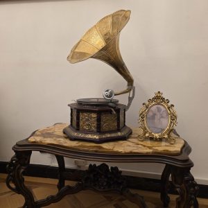 Art. History. Experience. – Eleganță și rafinament în cigar lounge București interbelic